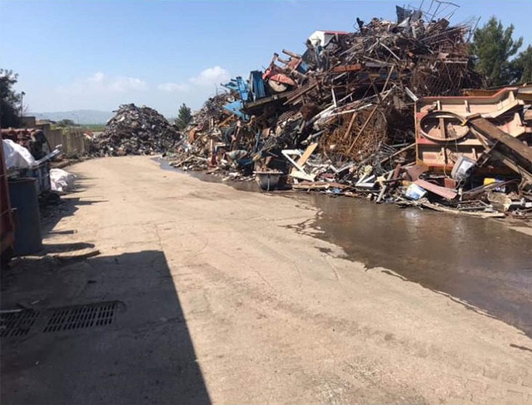 La corsia di transito fra i cumuli di materiale