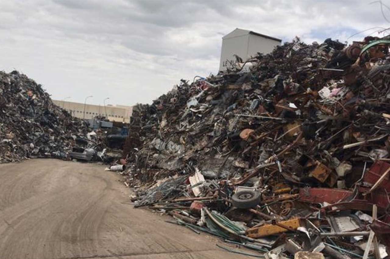 Il piazzale con le aree di stoccaggio del materiale