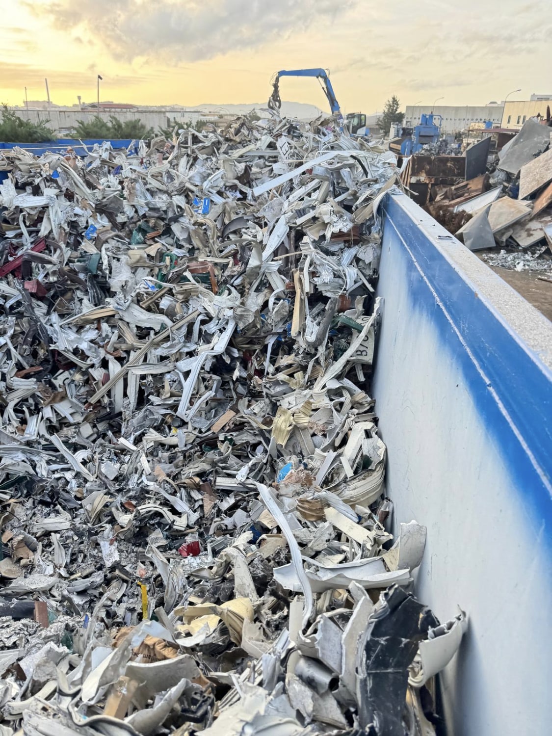 Alluminio triturato pronto per il carico nel container